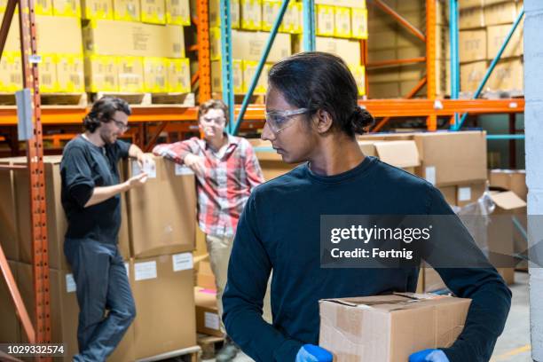 eine industrielle lagerarbeiter wird das ziel von mobbing - vorurteil stock-fotos und bilder