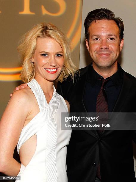 Actress January Jones and actor Jason Sudeikis pose backstage at the 2010 ESPY Awards at Nokia Theatre L.A. Live on July 14, 2010 in Los Angeles,...