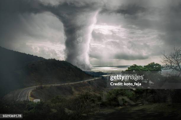 dramatische tornado ansicht - hurrikan stock-fotos und bilder