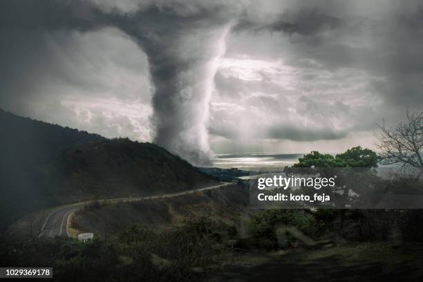 vista espectacular tornado - tornado fotografías e imágenes de stock