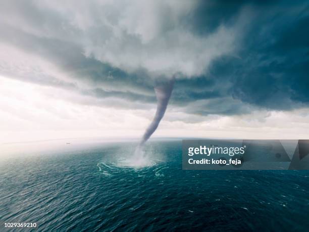 tornado zee - cyclone stockfoto's en -beelden