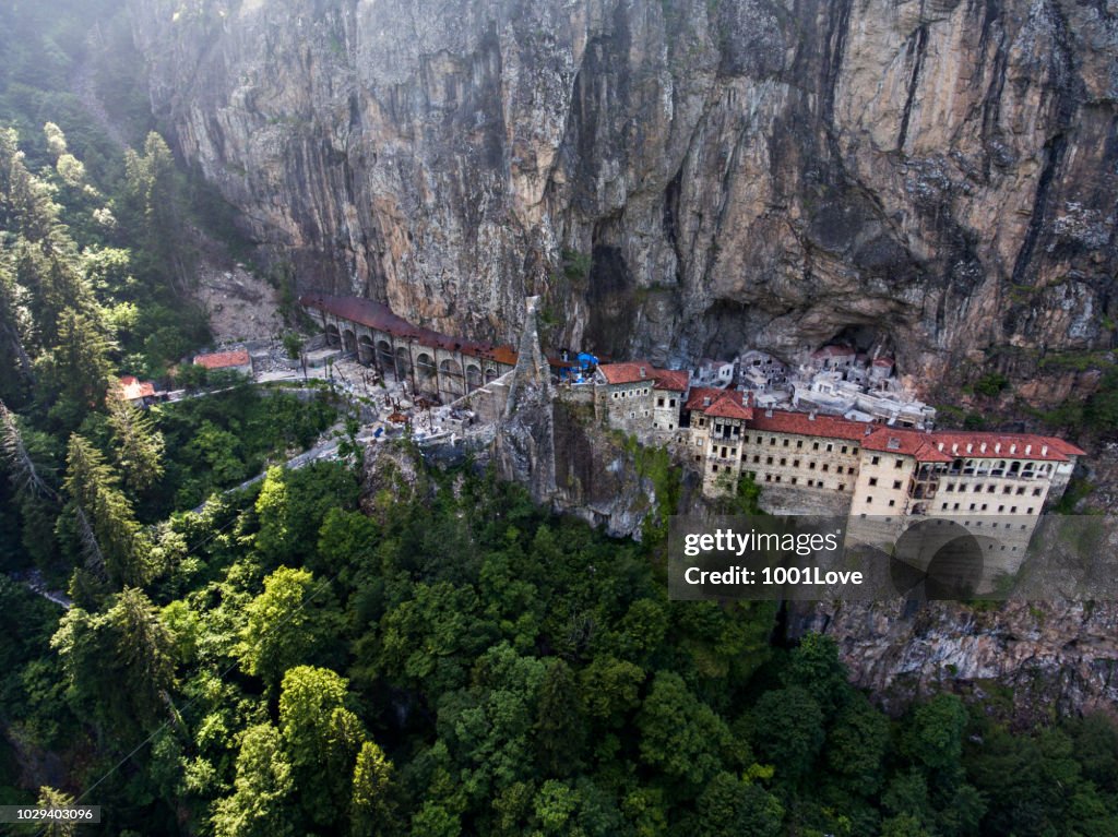 トルコ・トラブゾンにあるスメールラ修道院の空中写真。