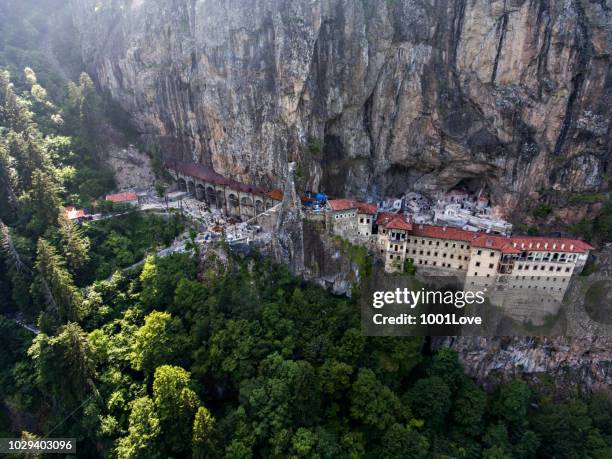 luchtfoto van het sumela klooster in trabzon, turkije. - trabzon stockfoto's en -beelden