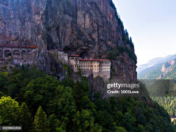 luftaufnahme von sumela kloster in trabzon, türkei. - trabzon stock-fotos und bilder