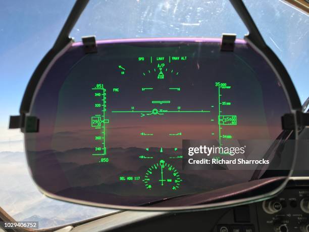 commercial aircraft heads up display (hud) - head up display stock pictures, royalty-free photos & images