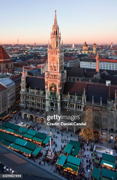 munich christmas market panoramic view at marienplatz - christmas market in munich stock-fotos und bilder