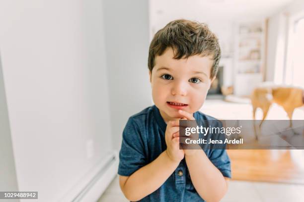 child pleading, domestic life, domestic life cheerful family, domestic life family, real life, real people, boy - raised eyebrows stockfoto's en -beelden