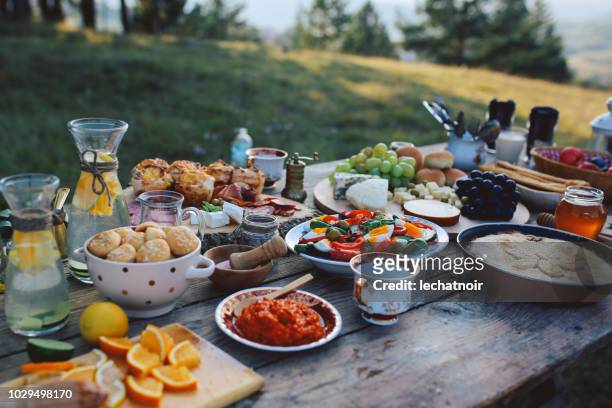 beeld van de hoge hoek van een rustieke, houten voedsel-tabel - food wooden table stockfoto's en -beelden
