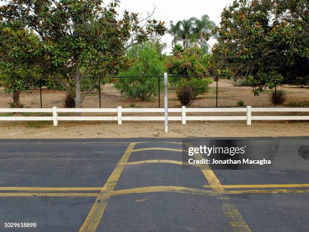 bump in a country road - holprig stock-fotos und bilder