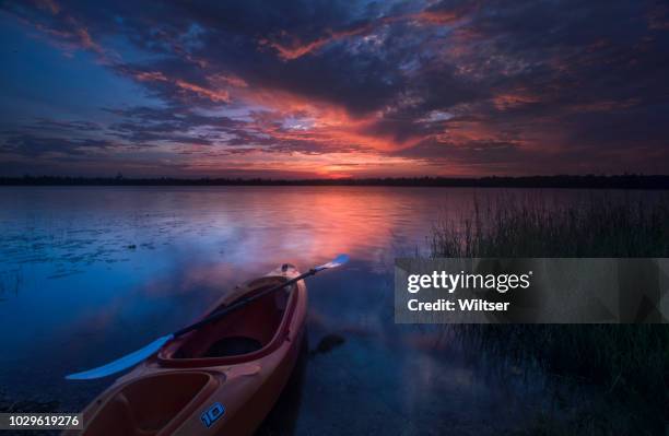 mergel lake kajak sunrise - beautiful irish person stockfoto's en -beelden