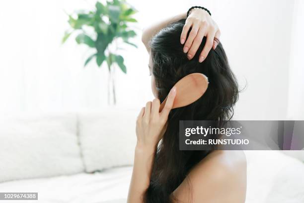 woman brushing hair - woman brushing hair stockfoto's en -beelden