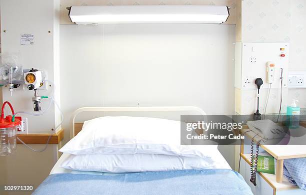 hospital room and bed - hospital uk stockfoto's en -beelden