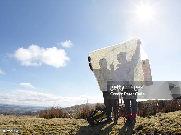 two hikers looking at map - touch map stock-fotos und bilder