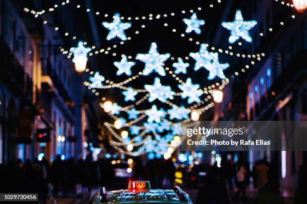 urban christmas decoration and taxi - luzes de natal imagens e fotografias de stock