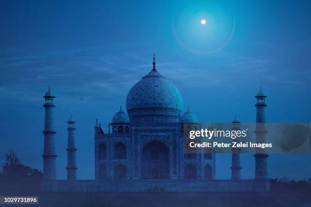 taj mahalin the night, agra, india - taj mahal night stock pictures, royalty-free photos & images