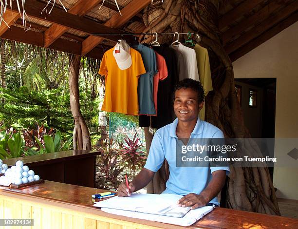 young maldivian working at resort golf shop - maldives sport foto e immagini stock