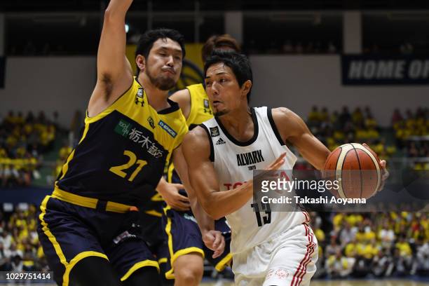 Shohei Kikuchi of Alvark Tokyo drives to the basket during the B.League Early Cup Kanto final between Tochigi and Alvark Tokyo at Brex Arena on...