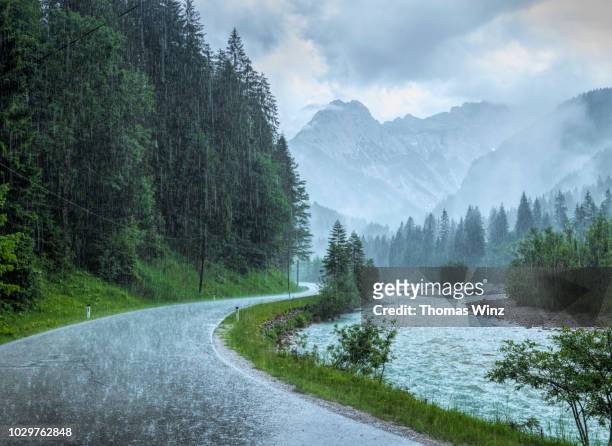 driving in heavy rain - torrential rain stock pictures, royalty-free photos & images