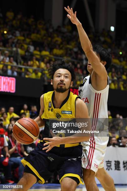 Yuta Tabuse of the Tochigi Brex drives to the basket during the B.League Early Cup Kanto final between Tochigi and Alvark Tokyo at Brex Arena on...