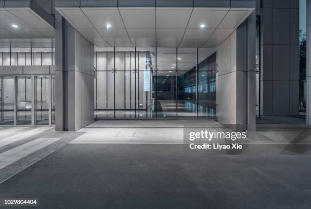 open area in front of the building - glass entrance imagens e fotografias de stock