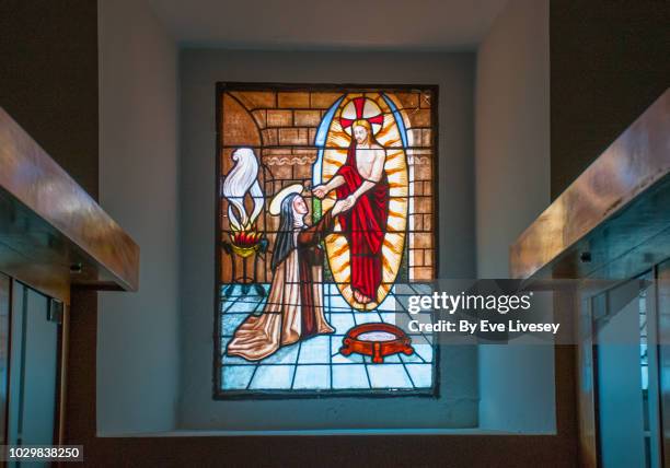 stained glass window in the church of saint teresa - carmelite order foto e immagini stock