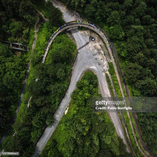 abandoned bobsled track in sarajevo, bosnia herzegovia - bob stock-fotos und bilder