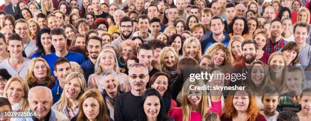 gruppe von fröhlichen menschen, blick in die kamera. - große personengruppe stock-fotos und bilder