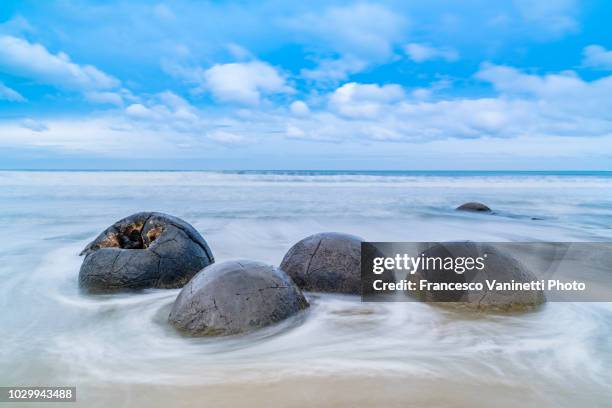 moeraki boulders, new zealand. - moeraki boulders stock pictures, royalty-free photos & images