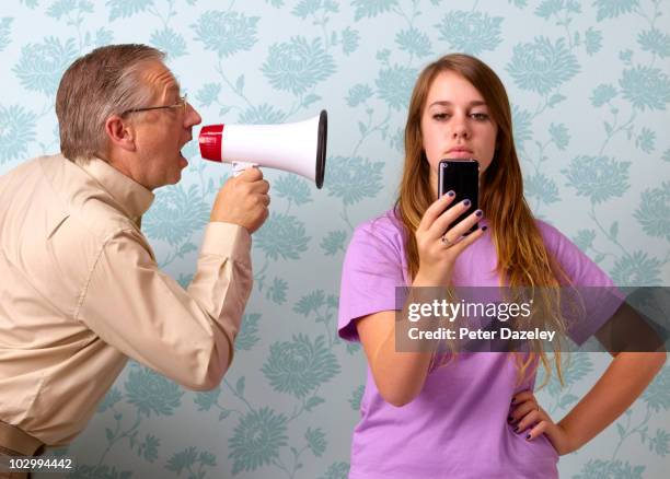 father shouting at daughter texting - dispute foto e immagini stock