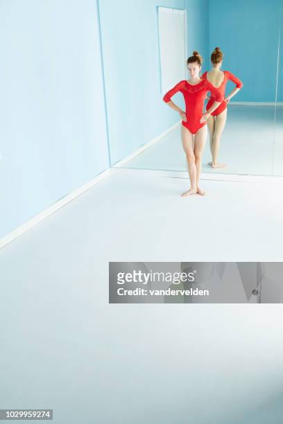 ballerino a gambe lunghe a riposo - long skinny legs foto e immagini stock
