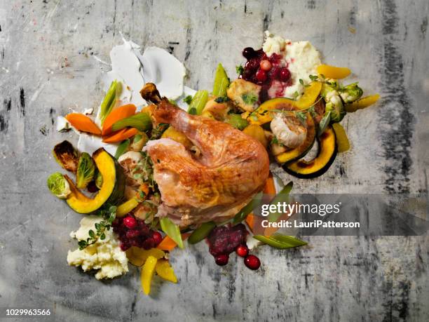 cena arrosto di tacchino - turkey leg foto e immagini stock