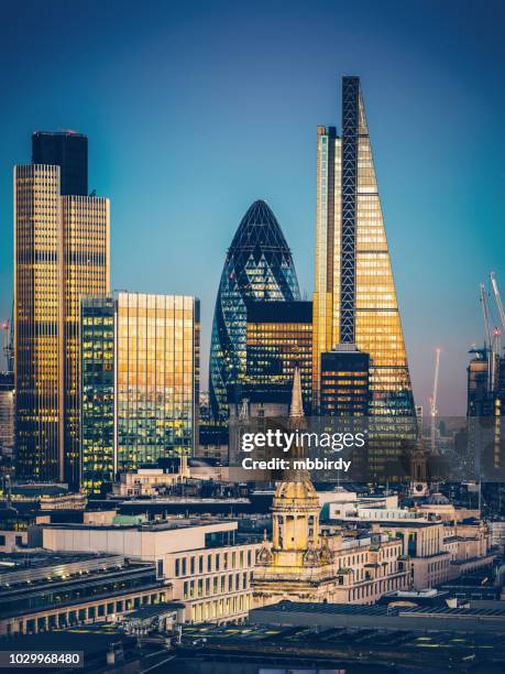 wolkenkrabber in de city of london - norman foster gebouw stockfoto's en -beelden