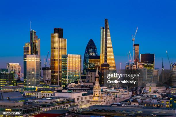 wolkenkrabber in de city of london - norman foster gebouw stockfoto's en -beelden