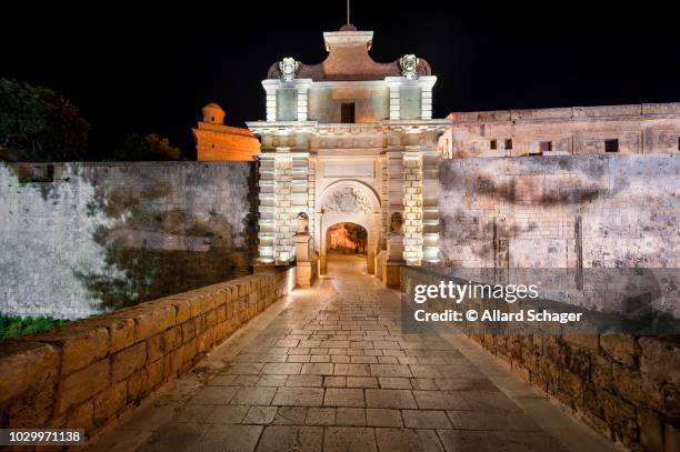 city gate of mdina malta at night - city gate stock pictures, royalty-free photos & images