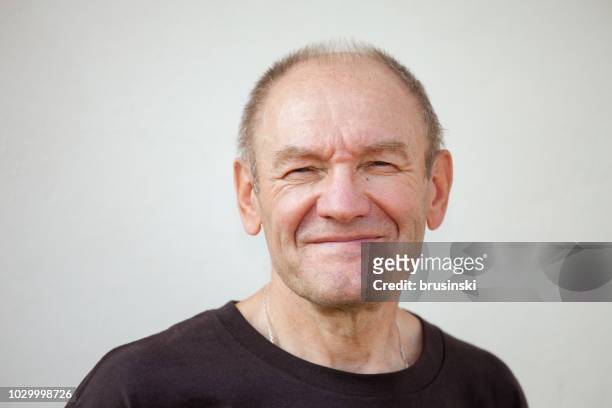 retrato de um homem idoso em um fundo branco - parcialmente calvo - fotografias e filmes do acervo
