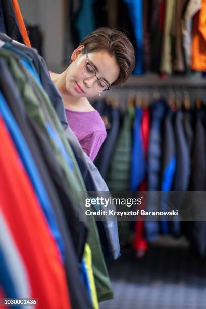 happy shopping - sportswear shopping stockfoto's en -beelden