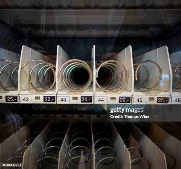 empty vending machine - bad luck stock pictures, royalty-free photos & images