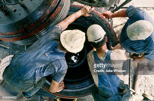 workers on an oil rig - plataforma petrolífera imagens e fotografias de stock