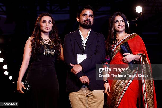 Designer Sabyasachi Mukherjee poses with Bollywood actresses Rani Mukherjee and Vidya Balan during the Couture Week 2010 in New Delhi on July 20,...