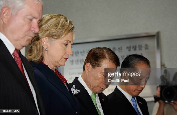 Scretay of Defense Robert Gates, U.S. Secretary of State Hillary Clinton, South Korea Foreign Minister Yu Myung-Hwan and South Korean Defense...