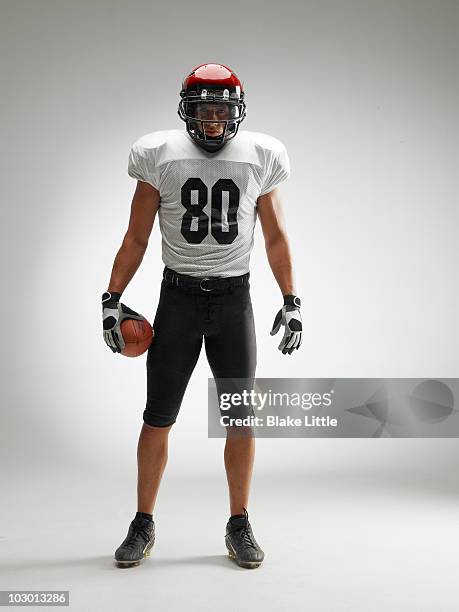 studio football player - jugador de fútbol americano fotografías e imágenes de stock