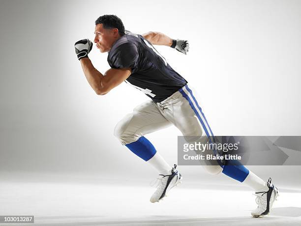 studio football player - american football player studio stock pictures, royalty-free photos & images