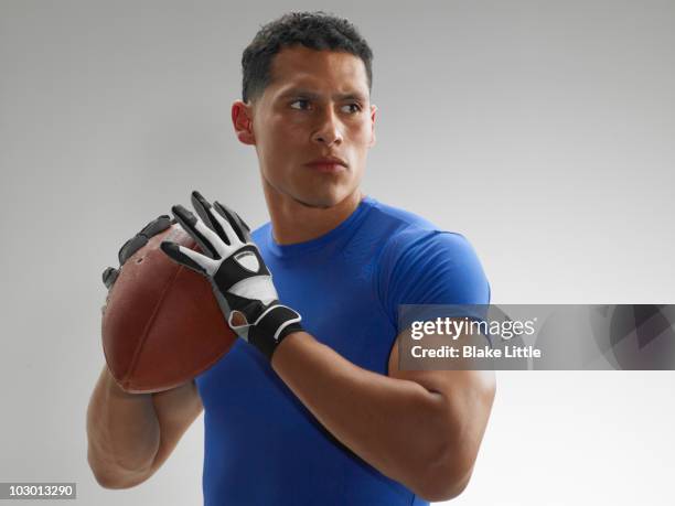 studio football player - american football player studio stock pictures, royalty-free photos & images