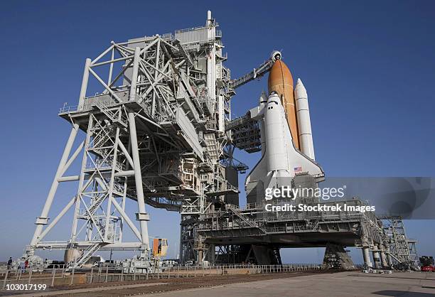 space shuttle endeavour atop a mobile launcher platform at kennedy space center. - nasa kennedy space center imagens e fotografias de stock