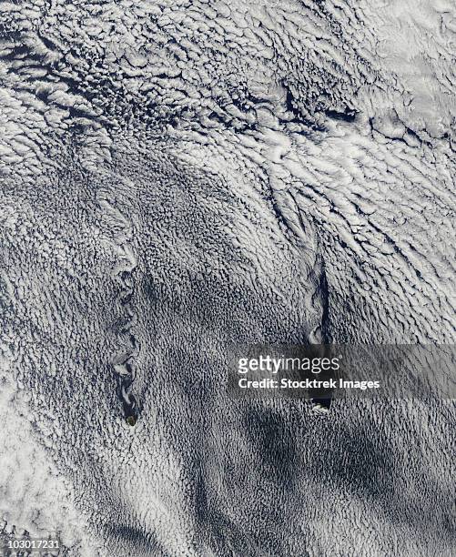 clouds over the juan fernandez islands form into vortices. - von karman vortex stock-fotos und bilder