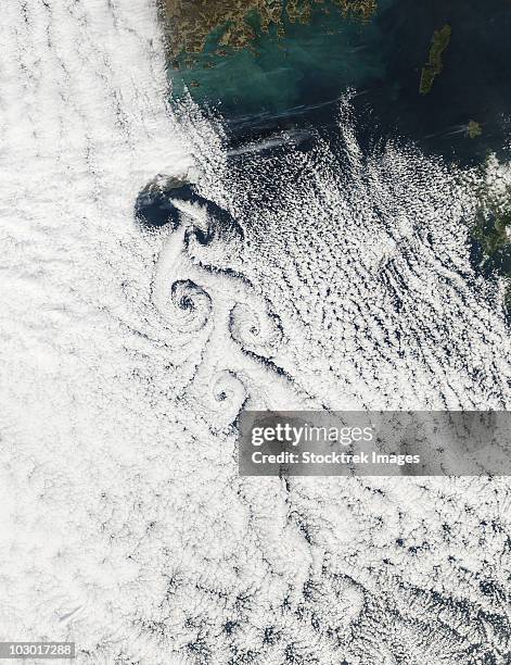 von karmann cloud vortices off the coast of cheju do. - von karman vortex stock-fotos und bilder