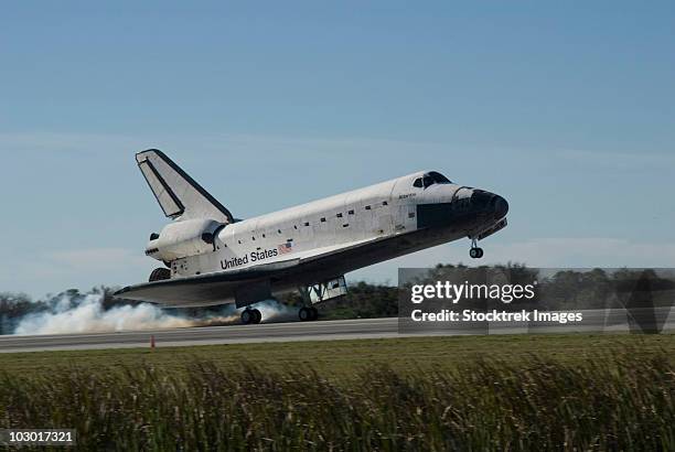 space shuttle atlantis touches down at kennedy space center, florida. - nasa kennedy space center stock pictures, royalty-free photos & images