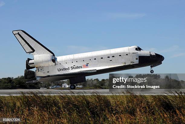 space shuttle atlantis touches down at kennedy space center, florida. - cabo cañaveral fotografías e imágenes de stock
