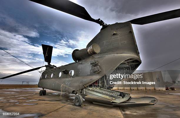 high dynamic range image of a ch-47 chinook helicopter. - chinook stock-fotos und bilder