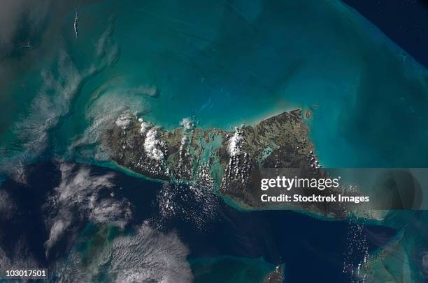 the bahamas' andros island and the tongue of the ocean. - bahamas aerial stockfoto's en -beelden